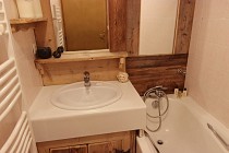 Chalet Diamant - badkamer met met wastafel en ligbad (DIA32)